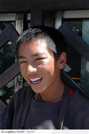 西藏人文风情-微笑的男孩