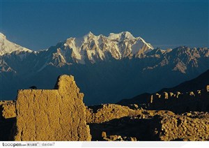 西藏风景-夕阳下美丽的雪山