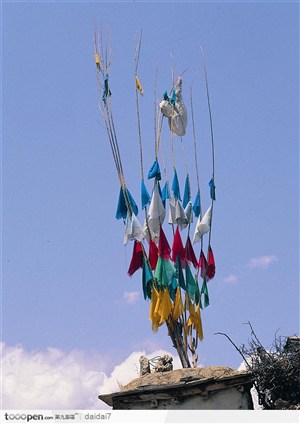 西藏人文风光-蓝天下彩色的飘带