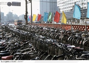 市井生活-摆放整齐的自行车