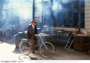 市井生活-骑车的老人