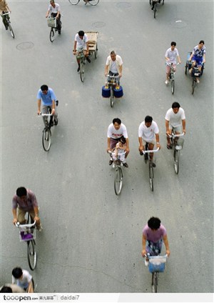 市井生活-骑自行车的人们