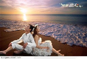 户外婚纱摄影-海边夕阳下背靠背的情侣