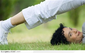 在草地上健身健美的女性