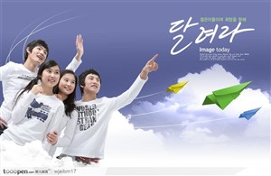 四个学生向上望的韩国设计素材