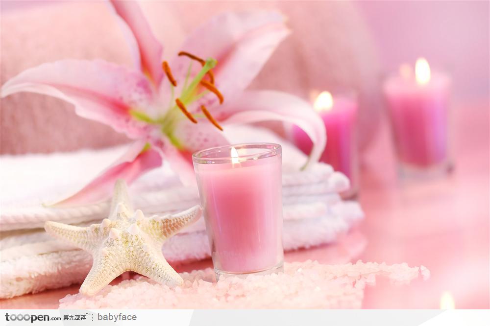 SPA-点燃的香薰蜡烛沐浴和粉色百合花 JPG