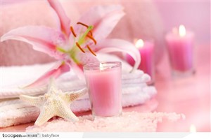 SPA-点燃的香薰蜡烛沐浴和粉色百合花 JPG