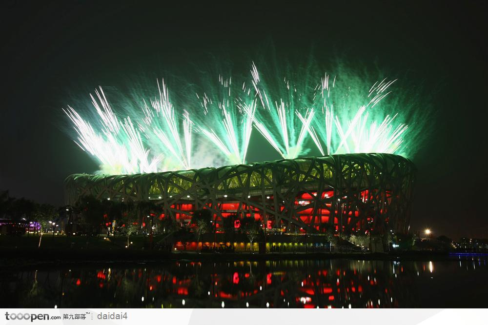 奥运开幕式-鸟巢上空绿色的烟花