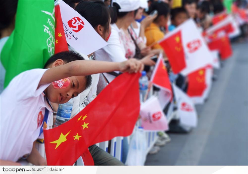 中国加油-舞动旗帜的小孩