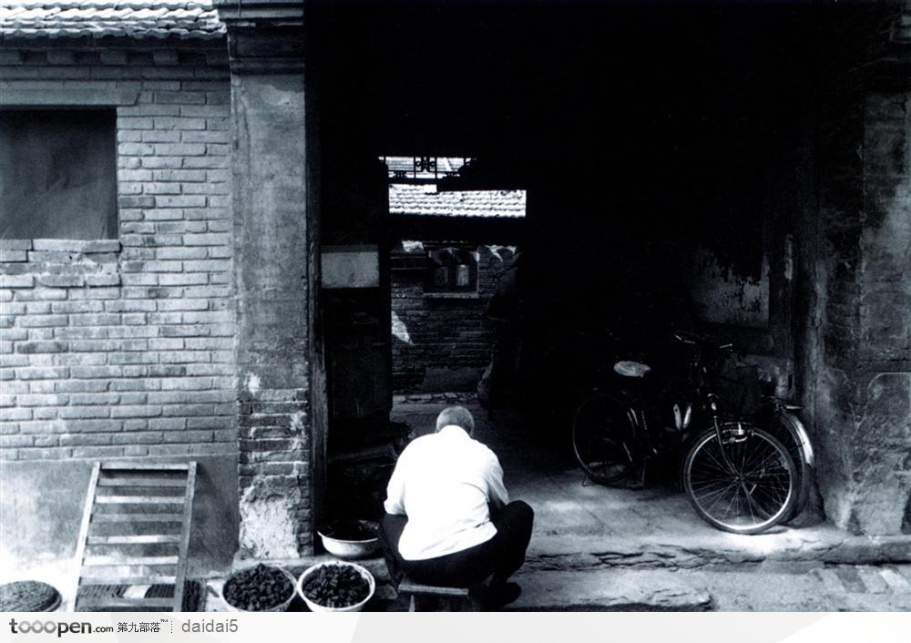 北京胡同印象-坐着的老人