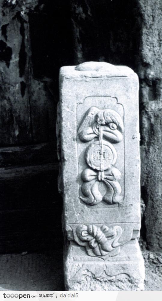 北京印象-雕刻钱币的石柱