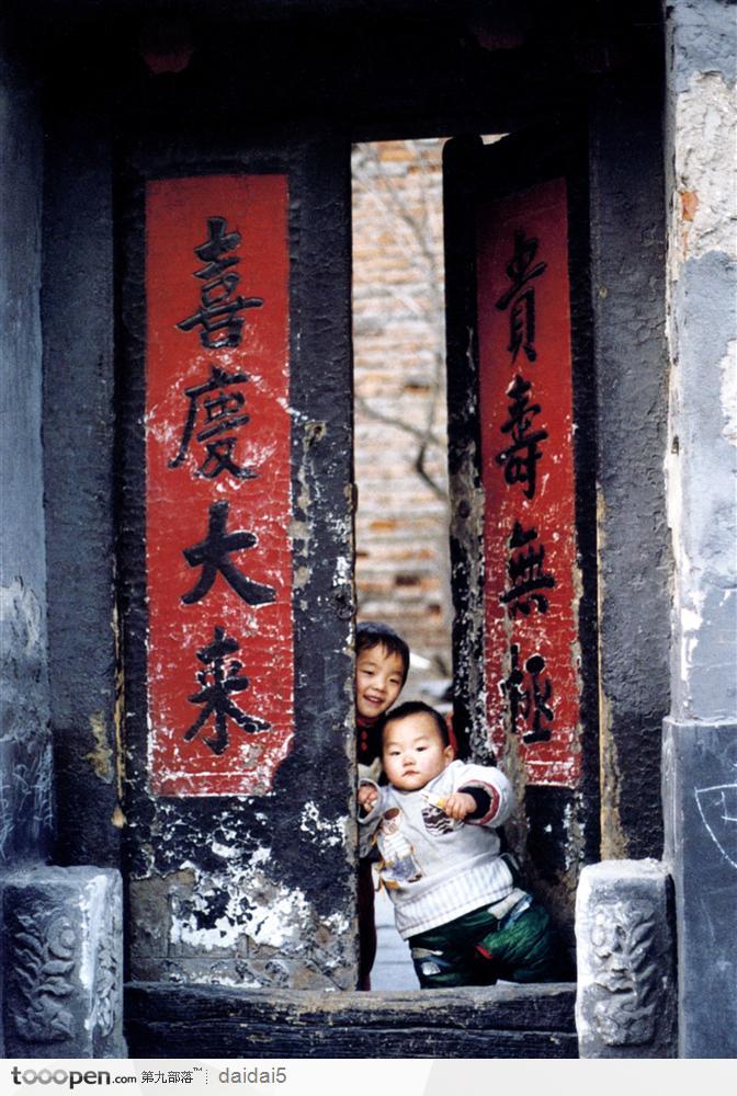 新北京胡同-开门的小孩