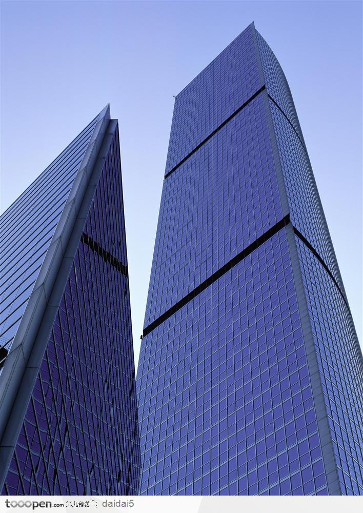 城市风光-紫色玻璃的大厦
