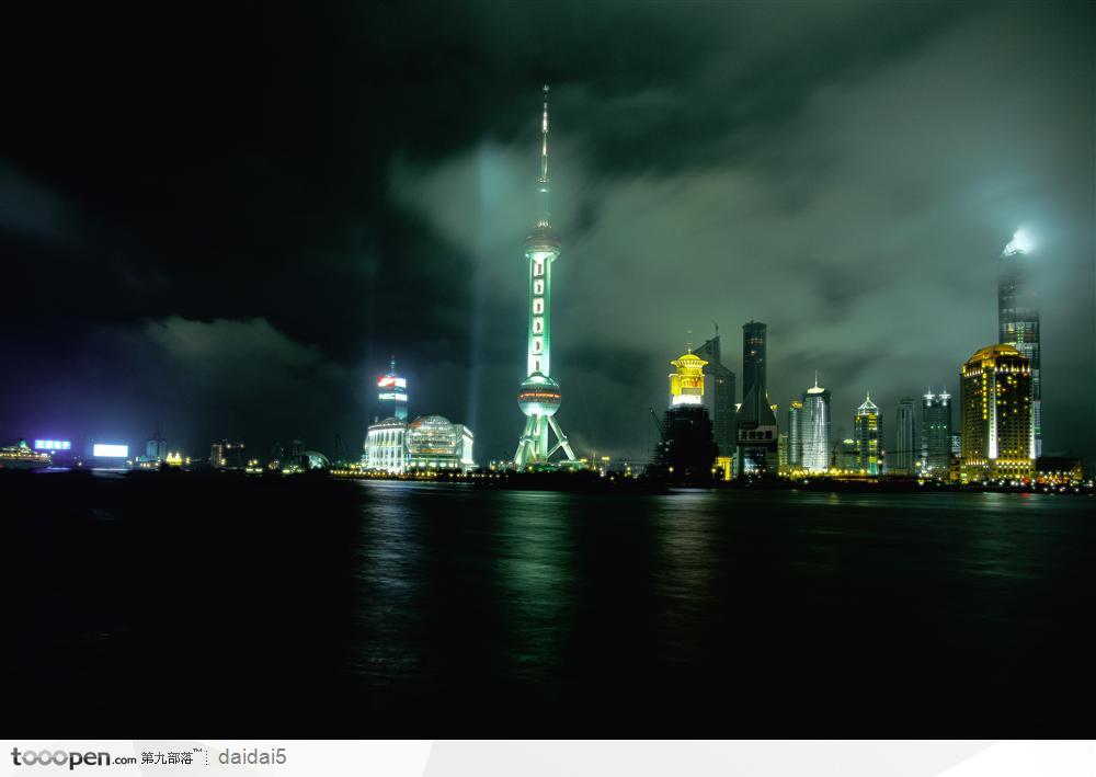 上海夜景-河面上的东方明珠