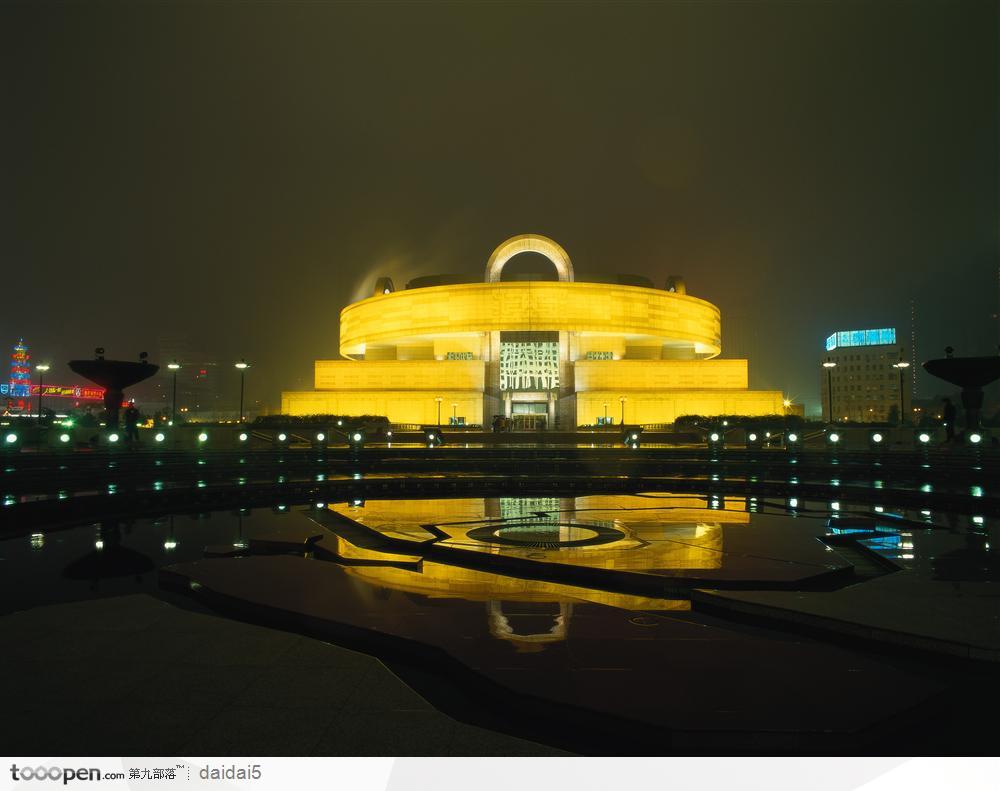 上海夜景-黄色灯光下的歌剧院