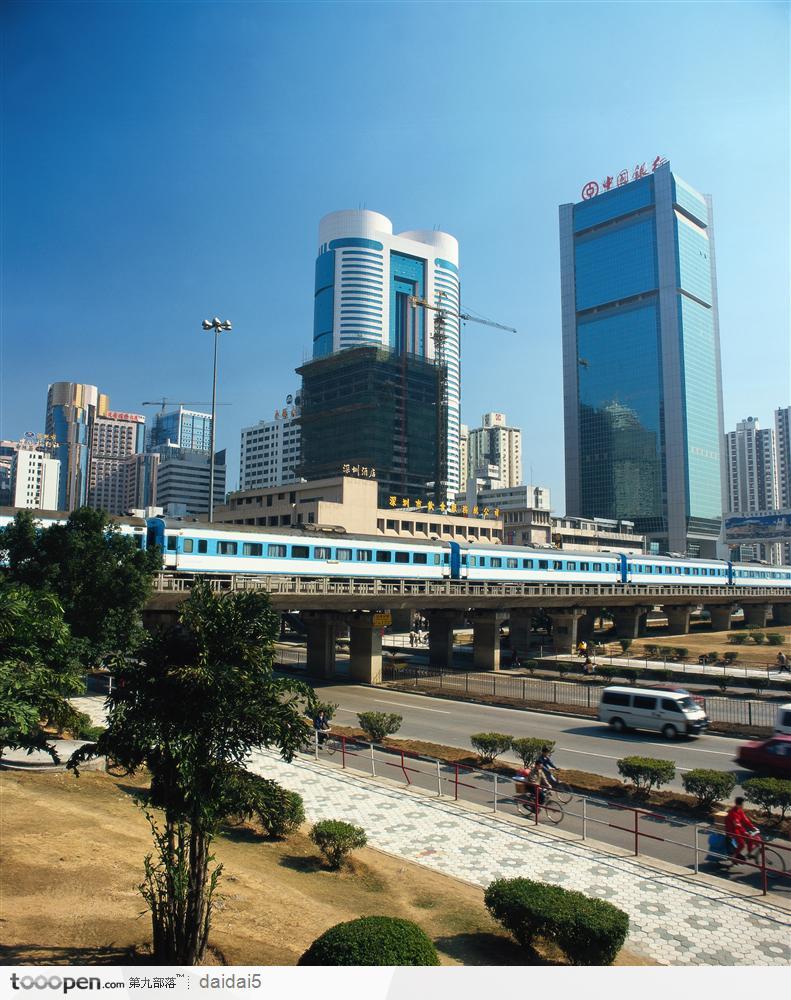 深圳城市风光-轻轨和大厦