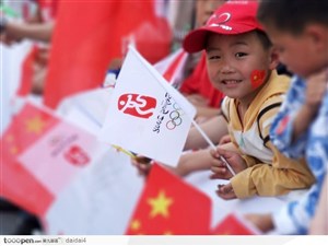 中国加油-舞动旗帜的小孩