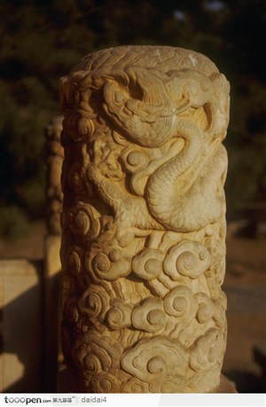 明十三陵-石柱上的浮雕龙