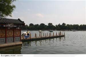 北京老建筑-湖岸的小桥
