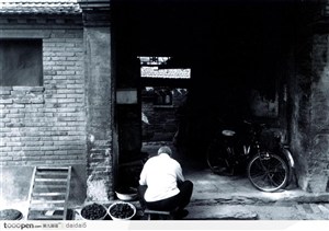 北京胡同印象-坐着的老人