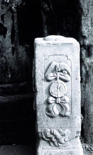 北京印象-雕刻钱币的石柱