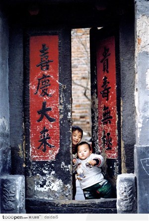 新北京胡同-开门的小孩