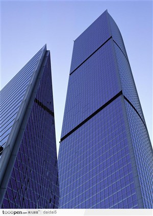 城市风光-紫色玻璃的大厦
