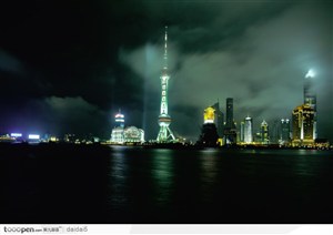 上海夜景-河面上的东方明珠