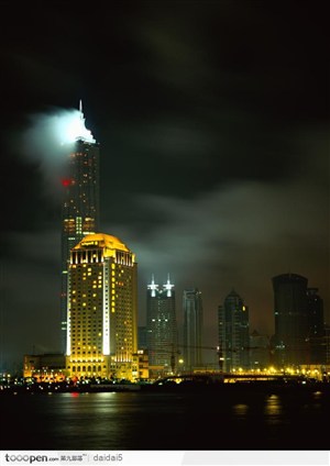 上海夜景-黄色的大厦夜景