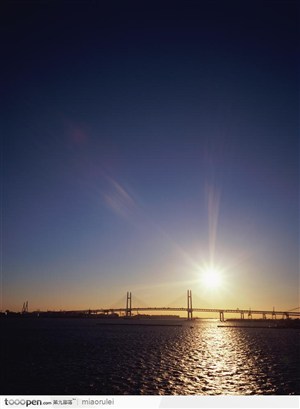 Mixa.图像素材城市风光-晨光中的桥