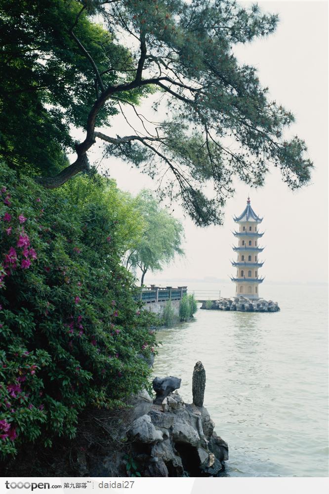 中国古老建筑-西湖岸雷峰塔
