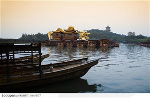 杭州西湖美景-湖岸旁的船只