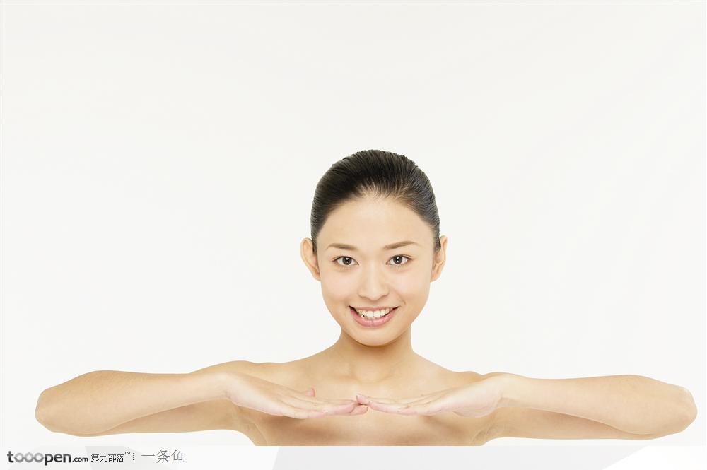 凈白美容保養(yǎng)-雙手平行在肩前的女性