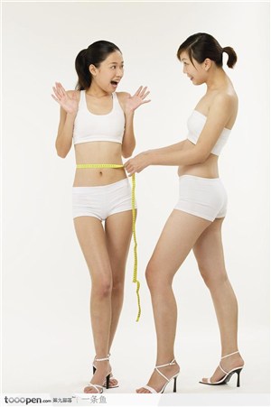 韵律美姿-测量腰围的两个女孩(2)