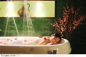 SPA气氛-浴缸中的花瓣泡澡