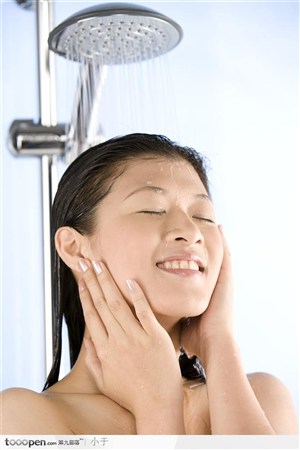 淋浴·护肤保养-冲洗头部及面部