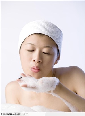 淋浴·护肤保养-吹淋浴泡沫的女子