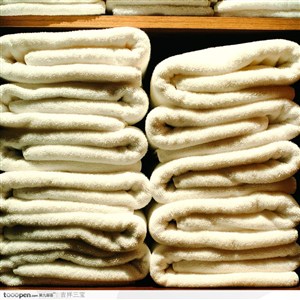 美容SPA保养-美容院柜中叠放的毛巾