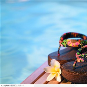美容SPA保养-泳池旁的木拖鞋与小花
