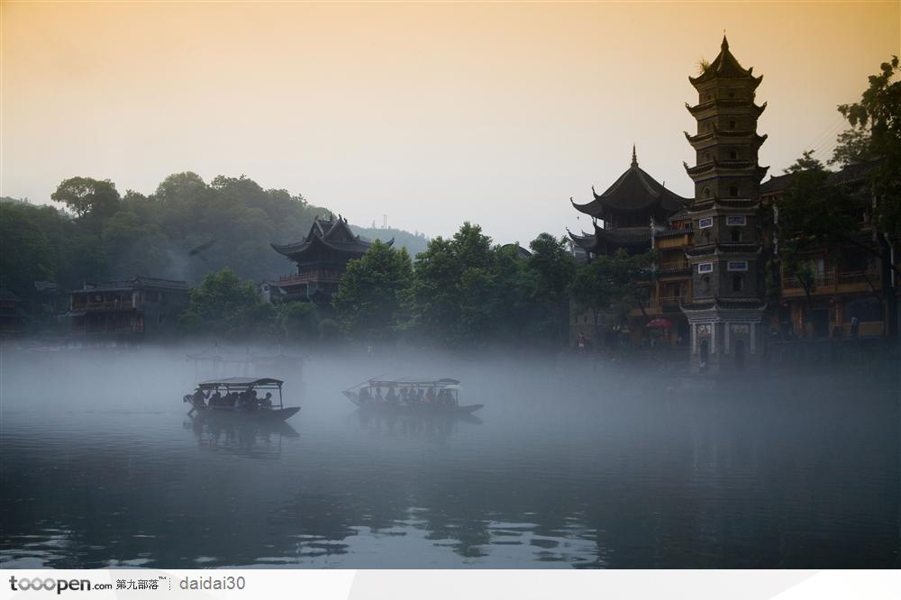 湖南·凤凰古城-迷雾缭绕的江面
