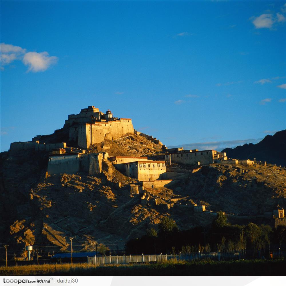 蓝天下的江孜宗山古堡图片