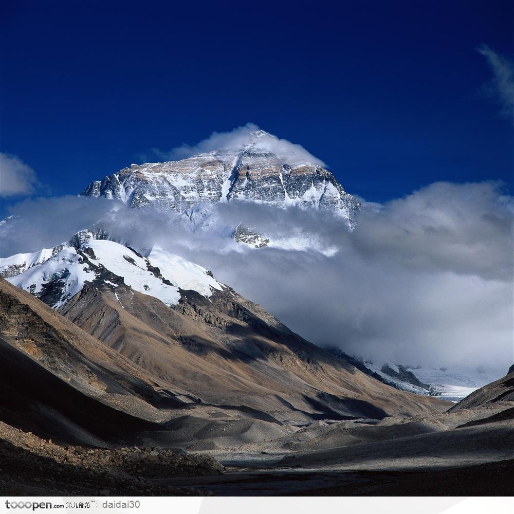 珠穆朗玛峰-弥漫着雾气的珠峰