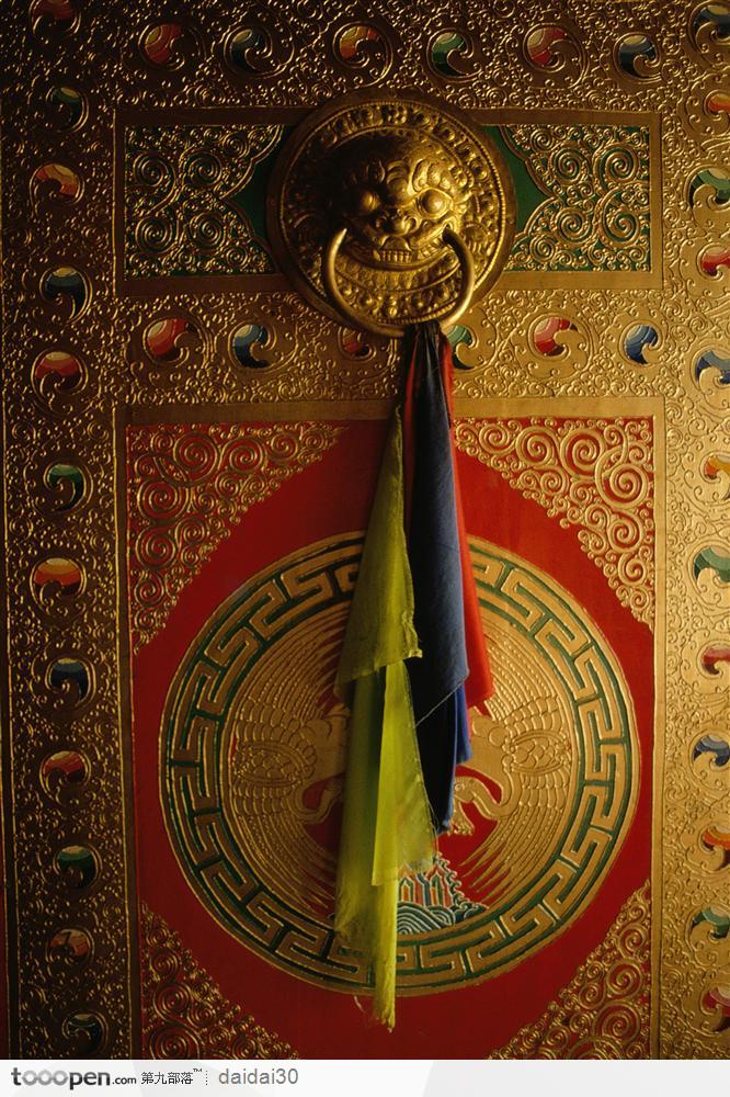 漂亮的西藏-藏式大门哈达