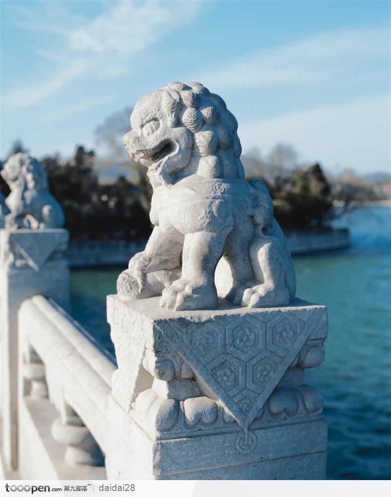 颐和园十七孔桥威武的石狮侧面图片