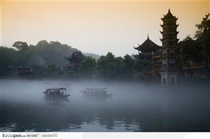 湖南·凤凰古城-迷雾缭绕的江面