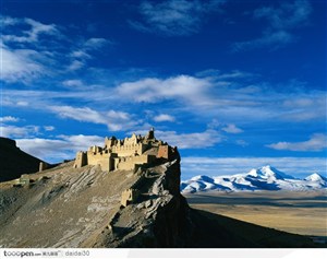 西藏古迹遗址-蓝天白云下的西藏岗巴古堡