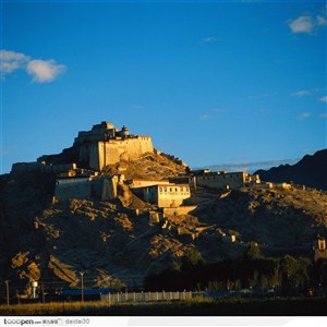 蓝天下的江孜宗山古堡图片