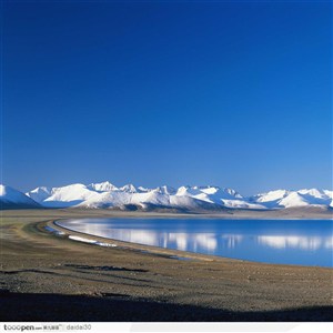 西藏圣湖-雪山旁的西藏纳木措湖