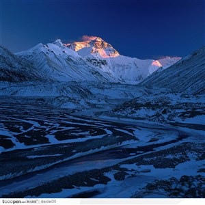 珠穆朗玛峰-晨光下的珠峰