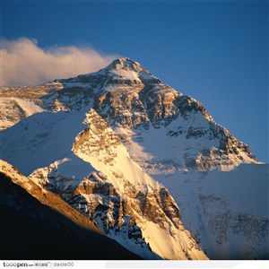 珠穆朗玛峰-阳光下漂亮的珠峰